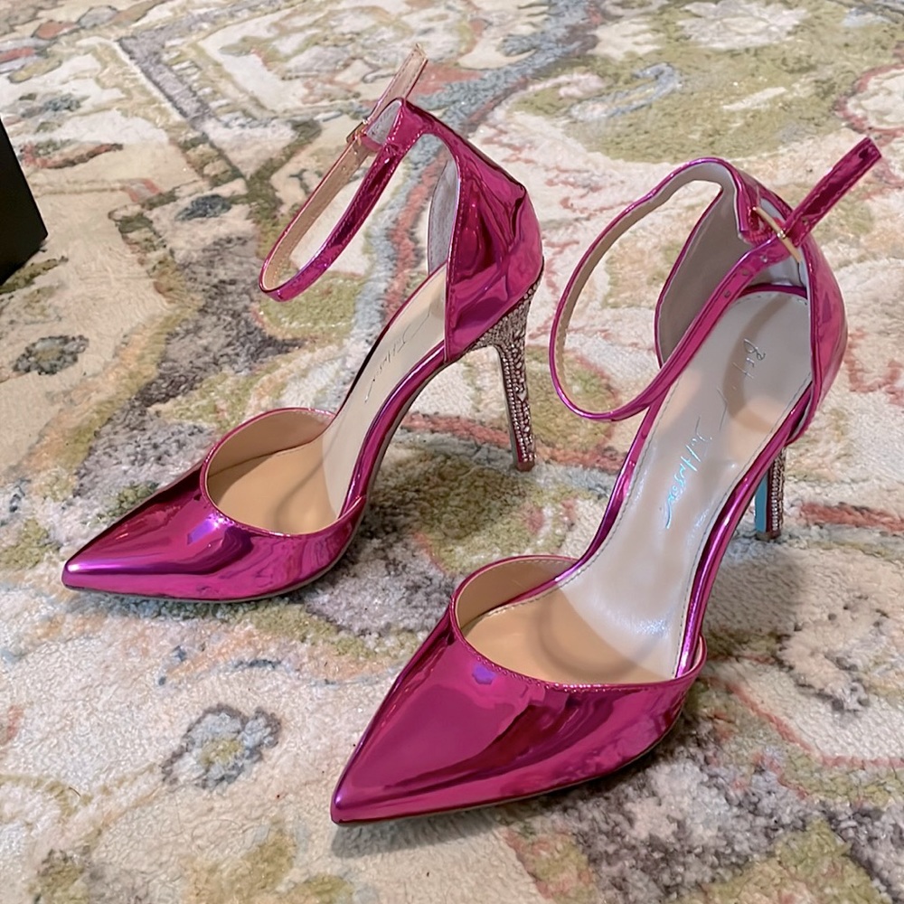 New Betsey Johnson Studded Chrome Pink Heels 7.5